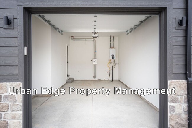 Building Photo - 1 car garage, 2 bed, 2.5 bath Brand Row home