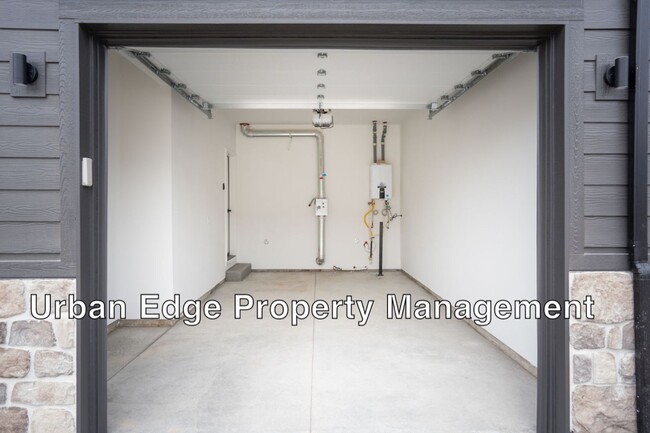 Building Photo - 2 bed 2.5 bath cute row home