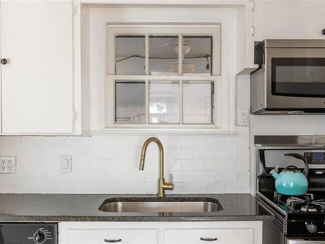 Building Photo - 1028 E 43rd St