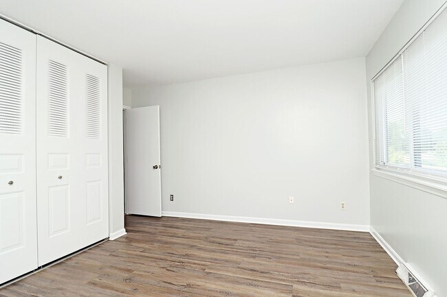 Building Photo - Move-in Ready End-Unit Stonehenge Townhome