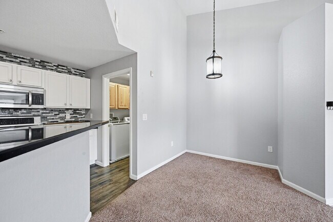 Building Photo - $1,695.95 with $300.00 off the first month's rent, $2 Beds - 2 Bath, Condo in Aurora with in Unit...