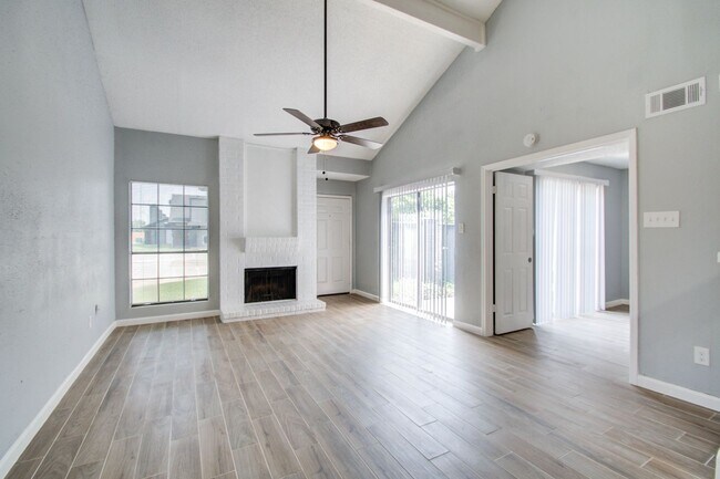 Building Photo - Remodeled 3 Bed / 2 Bath townhome at The B...