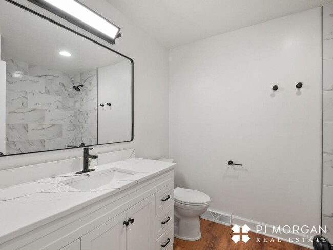 Building Photo - 5 Bedroom, 3 Bathroom - Newly Updated