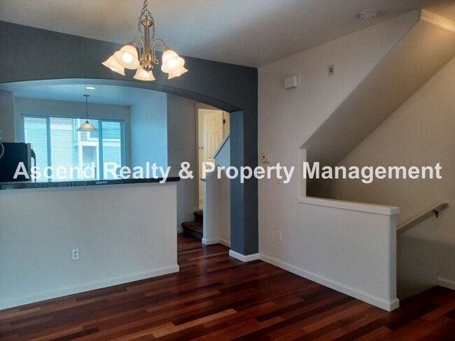 Building Photo - Sexton Crest Townhome Open Floor Plan Gas Fireplace 2 Car Tandem Attached Garage Available Mid March