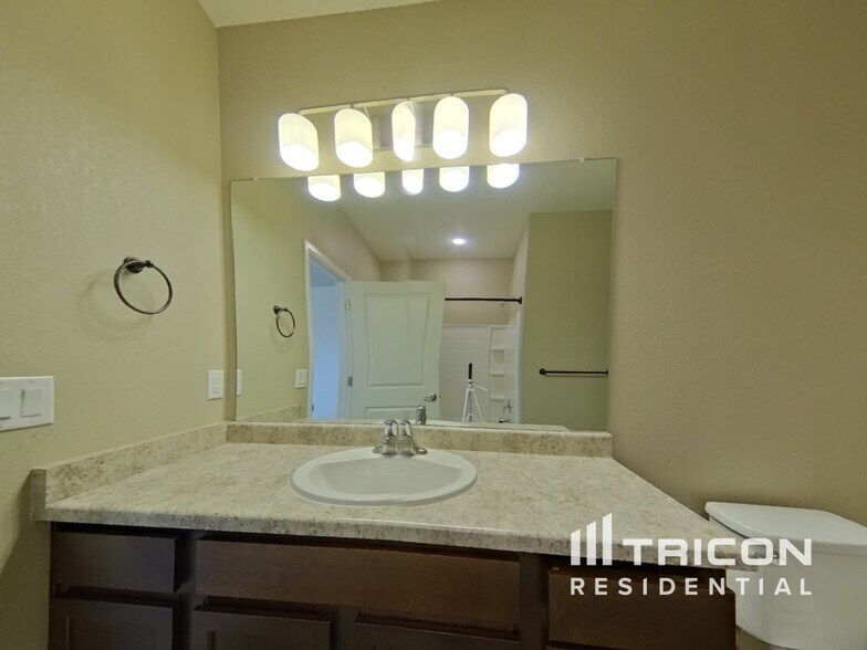 Building Photo - 7115 Shavano Cir