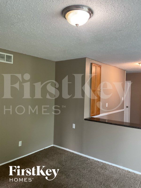 Building Photo - 6219 Silver Fox Dr