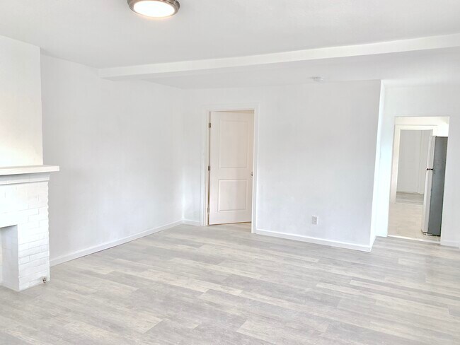 Building Photo - 350 E 60th St