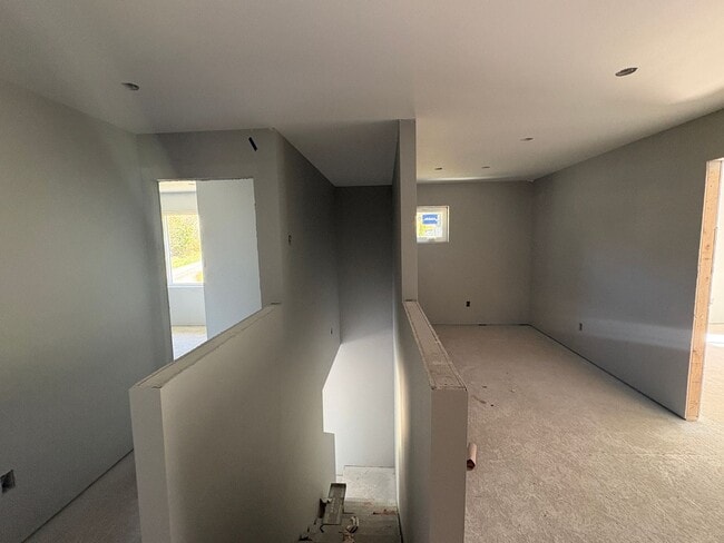 Building Photo - Brand New - Big 5 bedroom House