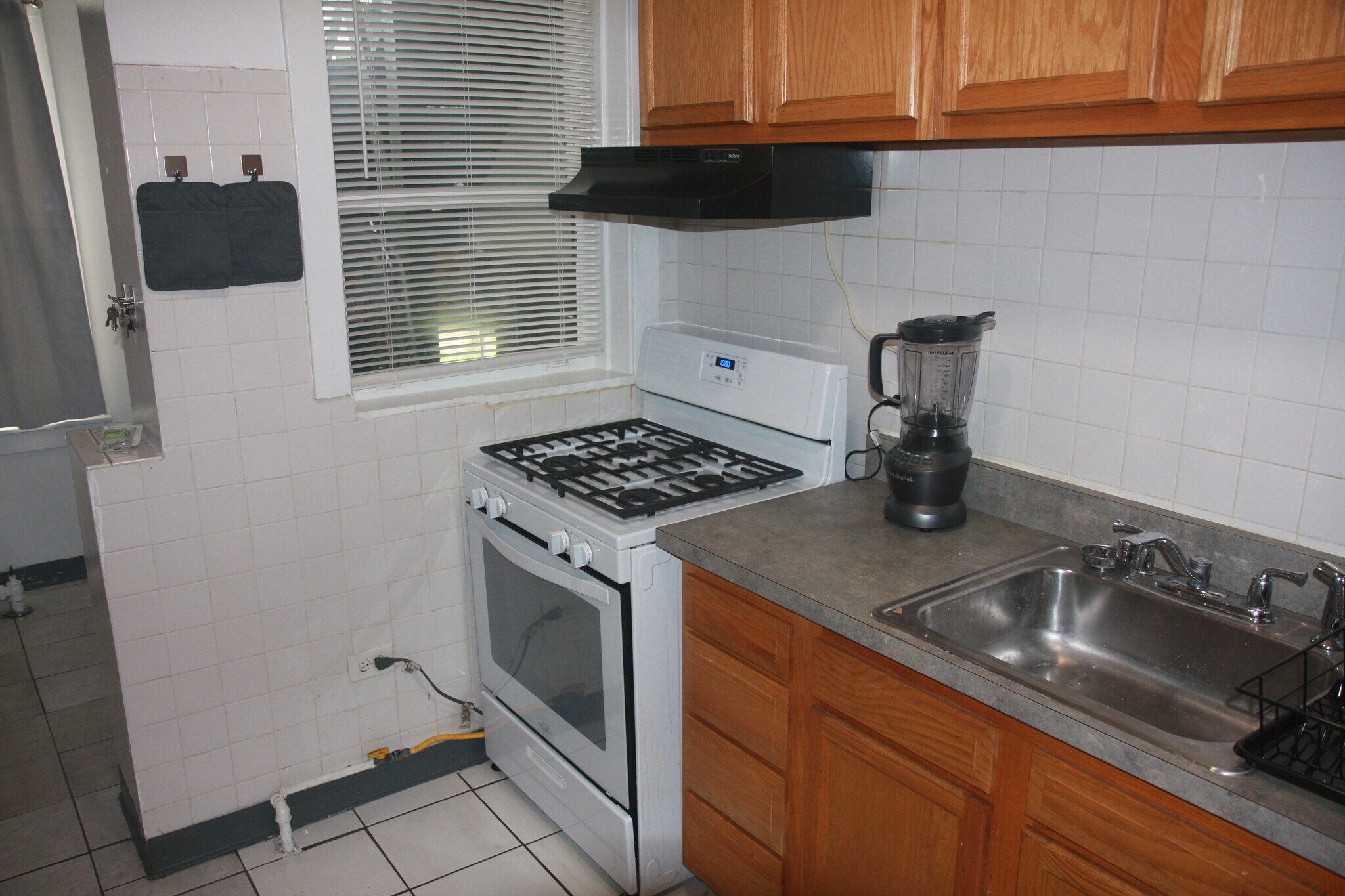 Kitchen area - 1417 W Rosemont Ave