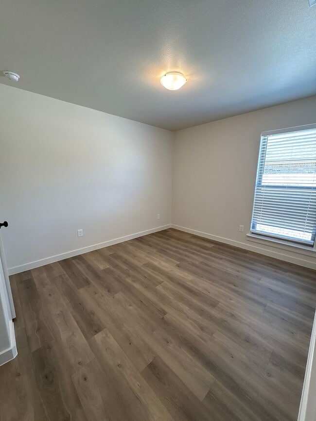 Building Photo - Space, Space and more Space! This ones for you!