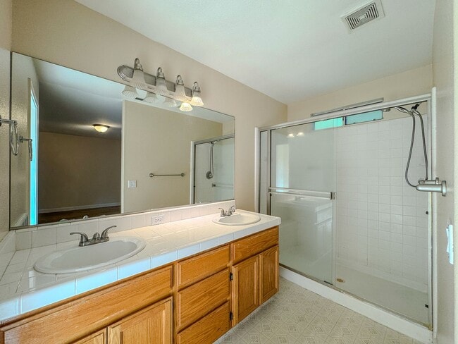 Building Photo - Lovely 3 Bedroom Home!