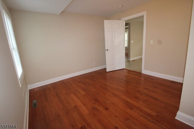 Building Photo - 30 White Meadow Ave