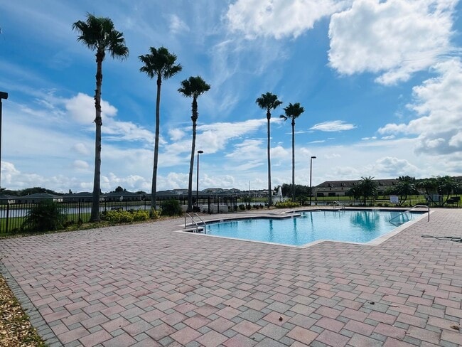 Building Photo - 3 Bedroom, 2.5 Bathroom 2-Story Townhouse in Gated Community - Kissimmee
