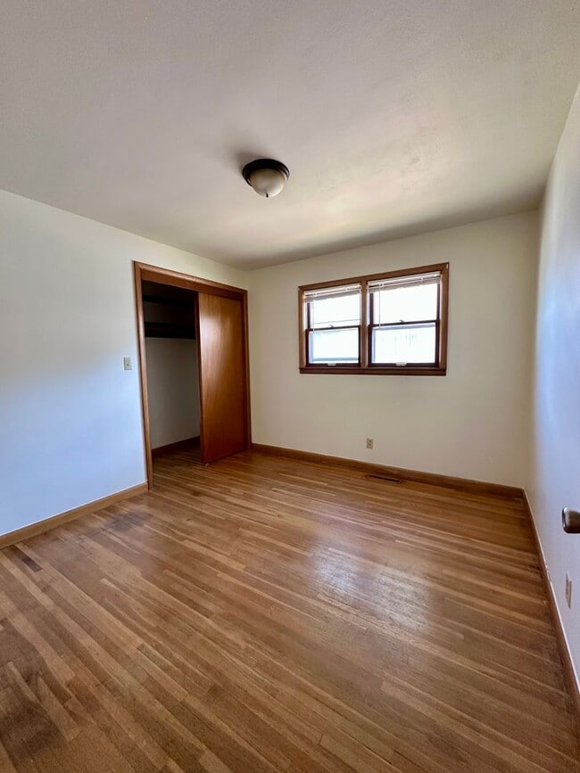 Building Photo - Spacious 3 Bedroom/1.5 Bath with a Bonus Room