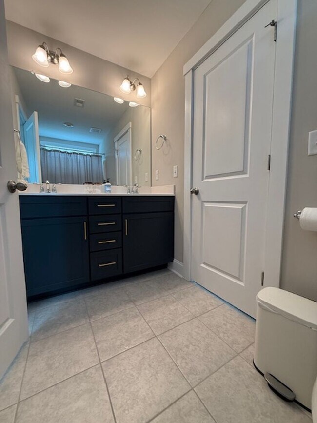 Building Photo - Quaint Neighborhood Living: Spacious 3 Bed...