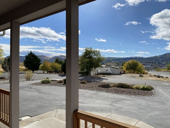 Building Photo - Serene in Dallesport, WA