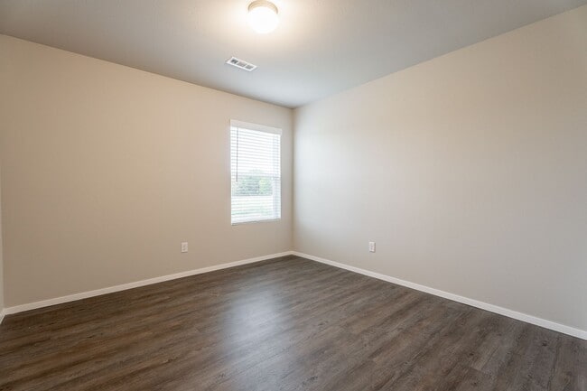 Building Photo - Like New 3-bedroom 2 bath Duplex in Lincoln!! Fenced yard!