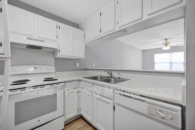 Building Photo - 307 Country Club Dr NE