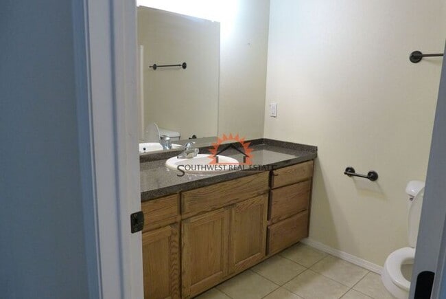 Building Photo - Spacious- 2 bedroom 2.5 bath 1 car garage apartment