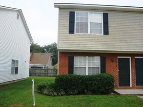 Building Photo - CUTE 2BR/2.5BA town house close to everything!