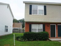 Building Photo - CUTE 2BR/2.5BA town house close to everything!