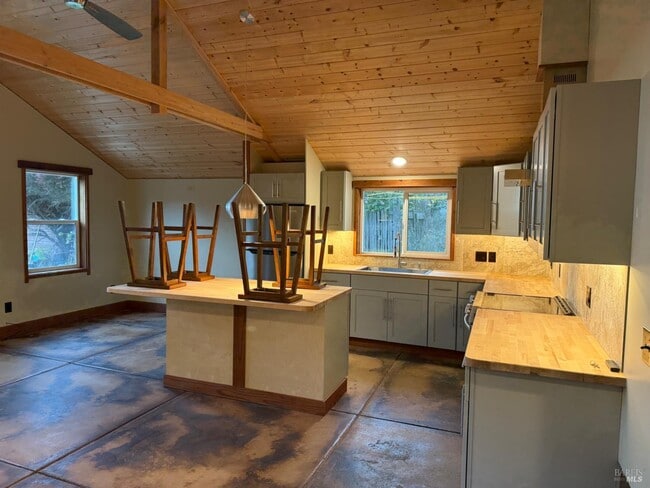 Building Photo - 39143 S Hwy 1