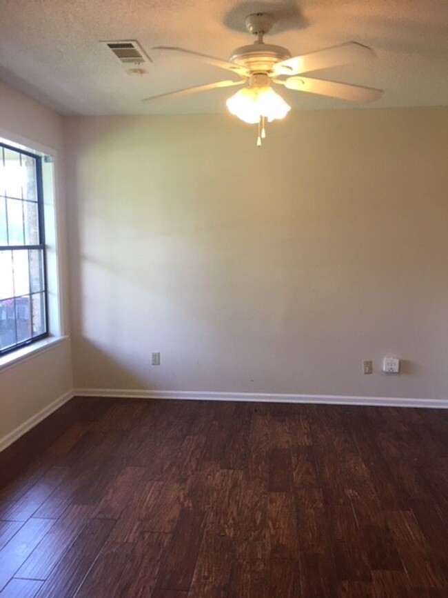 Building Photo - Cozy 3 Bed 2 Bath Available in April! Appl...