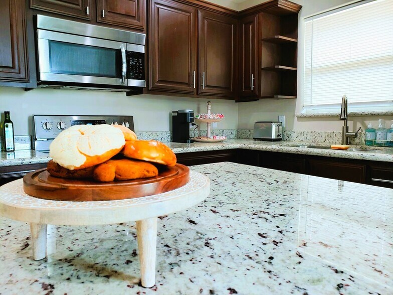 Kitchen Granite - 623 Cathedral Hill