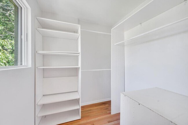 Building Photo - 18 Parkside Dr