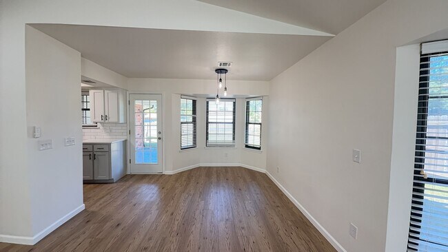 Building Photo - Welcome to your newly remodeled 3bed/2bath...
