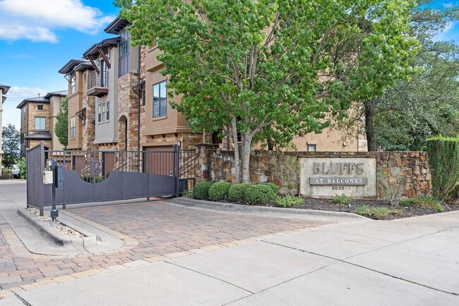 Building Photo - 6533 E Hill Dr