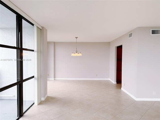 Building Photo - 800 Parkview Dr