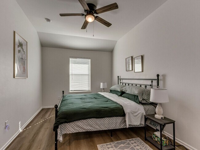 Building Photo - Cozy 3-Bed Retreat in Yukon - Fully Furnished & All Utilities Included