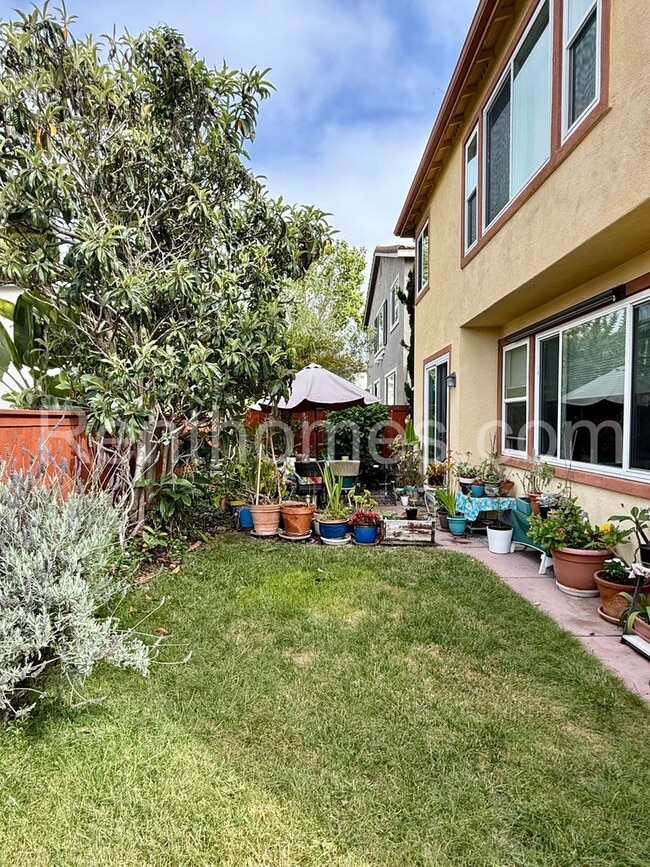 Building Photo - 12565 Carmel Canyon Rd