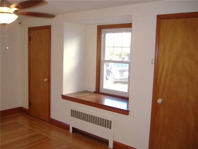 Building Photo - 18 Burnside St