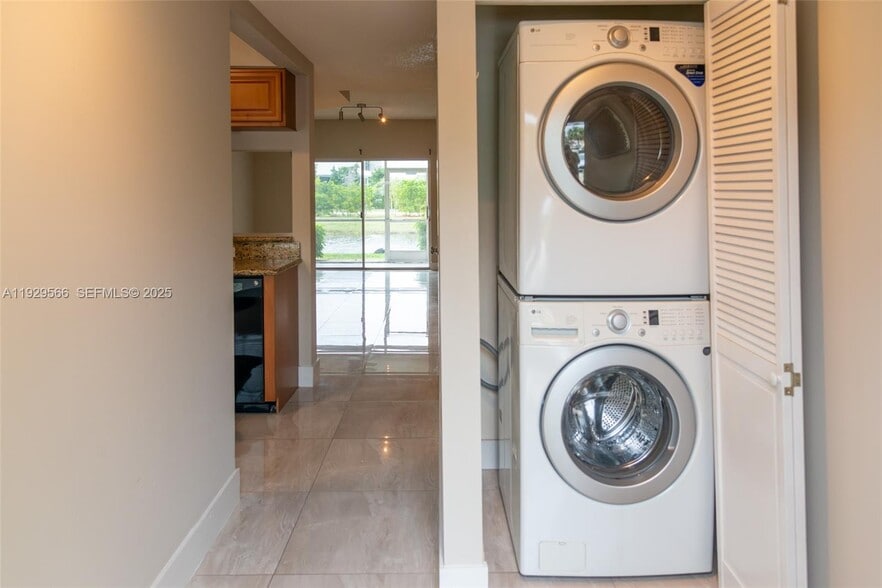 Building Photo - 16749 Hemingway Dr