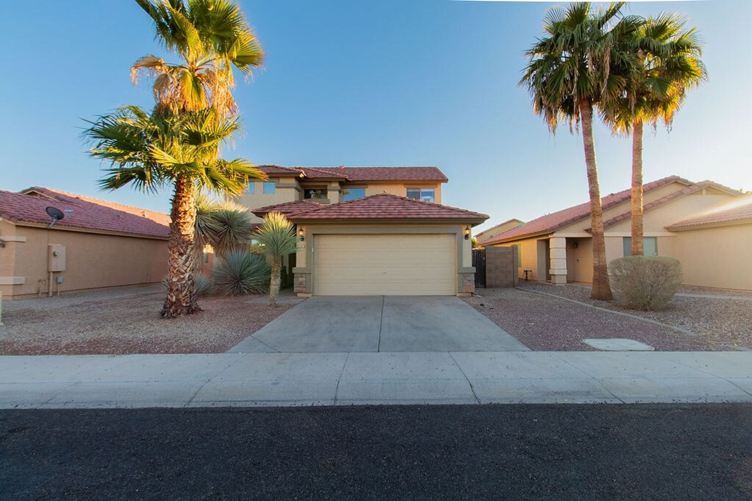 Building Photo - 1387 E 10th Pl