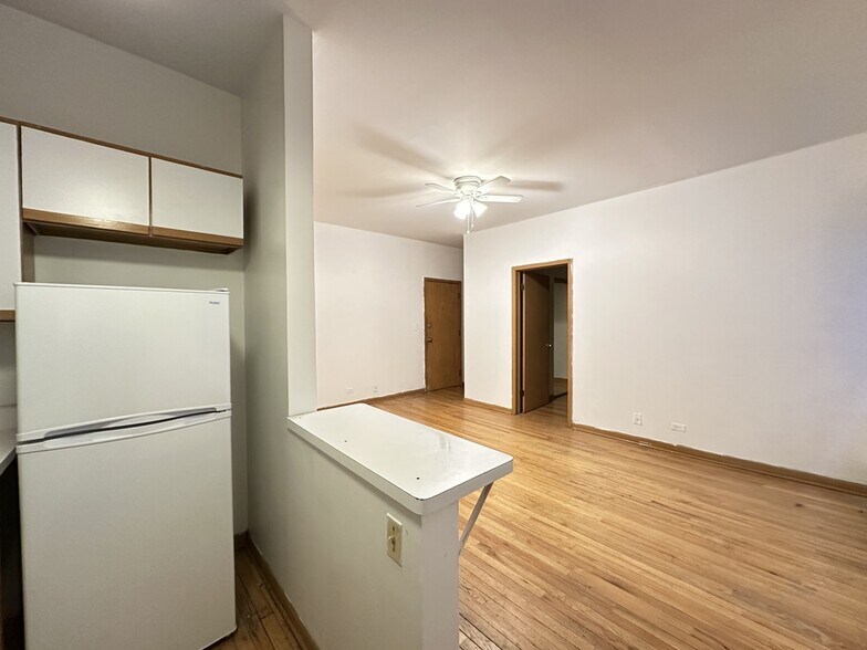 Building Photo - 634 W Barry Ave