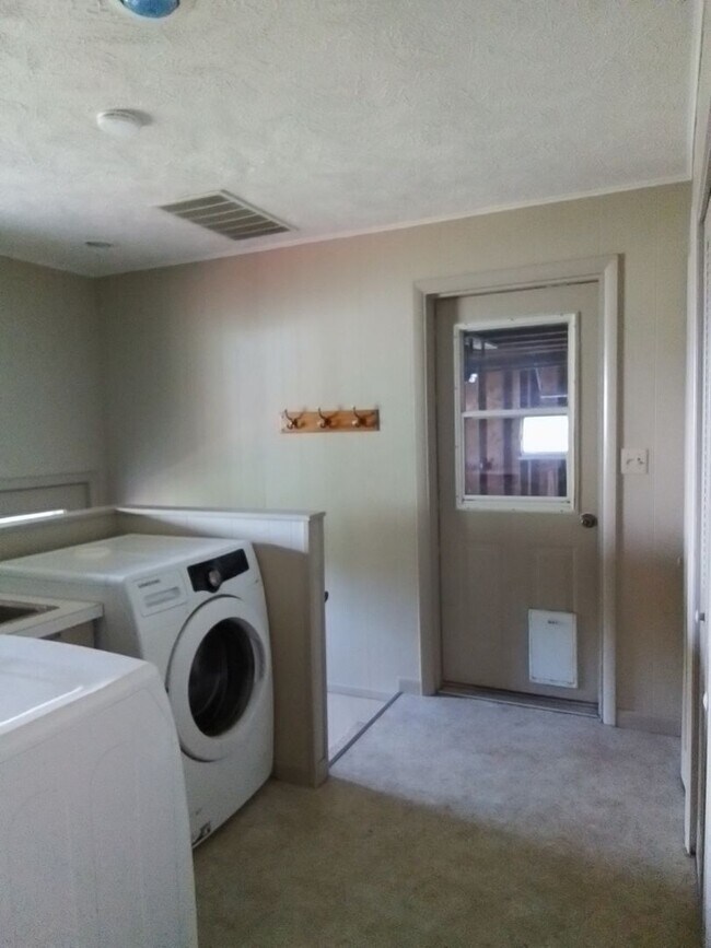 Building Photo - Single family home w / elbow room in Bozeman