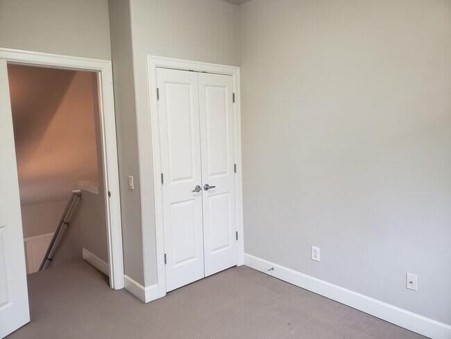 Building Photo - Modern Home in SW Portland