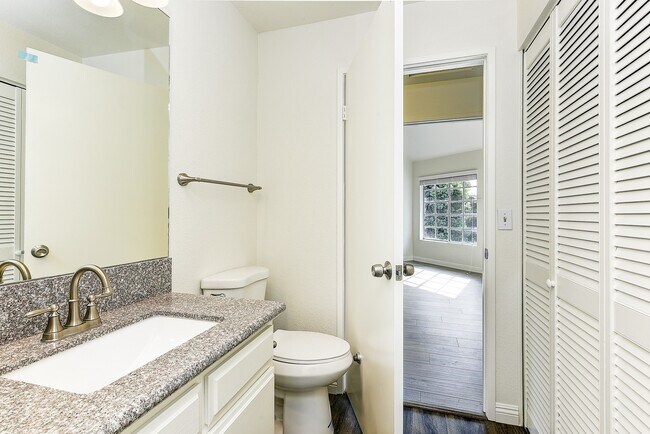 Building Photo - Remodeled 3 Bed Penthouse Condo