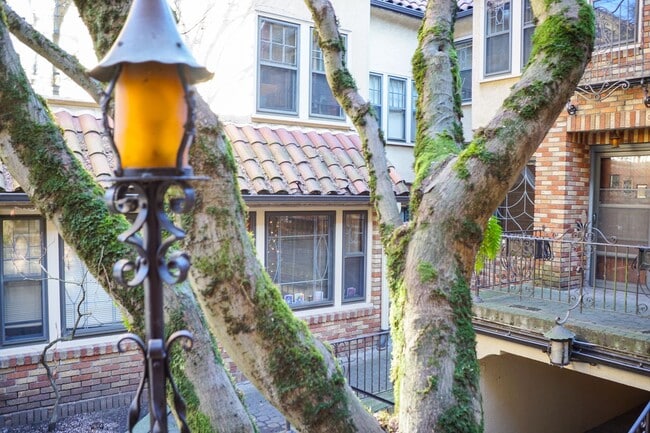 Building Photo - Stunning 2-Bed Townhouse in Goose Hollow B...