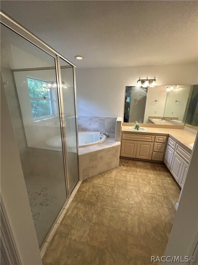 Building Photo - 3075 E Crown Dr