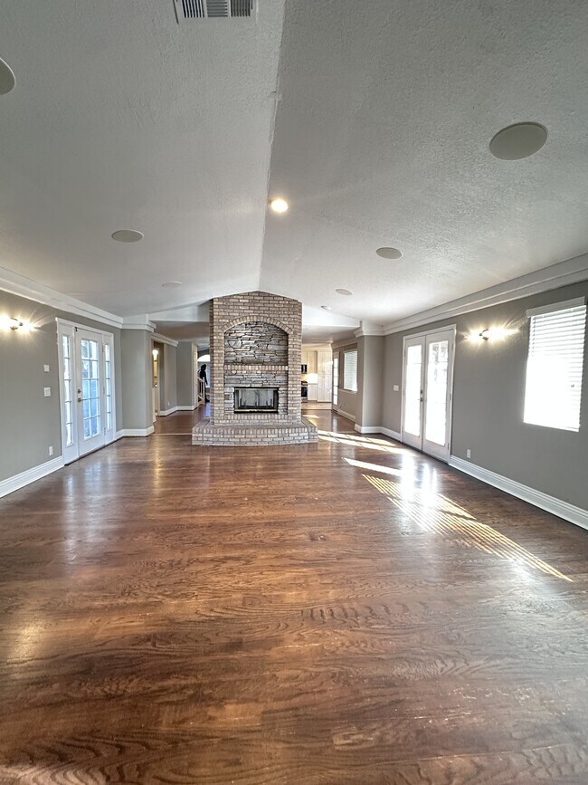 Building Photo - 2123 Deland Ct