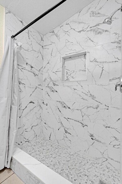 Building Photo - 1205 S Lake Dr