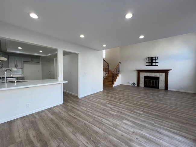 Building Photo - Bright & Spacious 3 Bedroom 2.5 Bath Duet ...