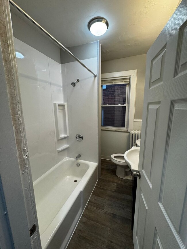Building Photo - Newly Remodeled Two Bedroom Apartment in Squirrel Hill