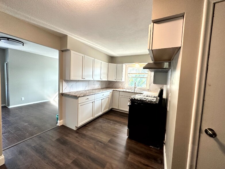 Building Photo - 2804 E 44th St