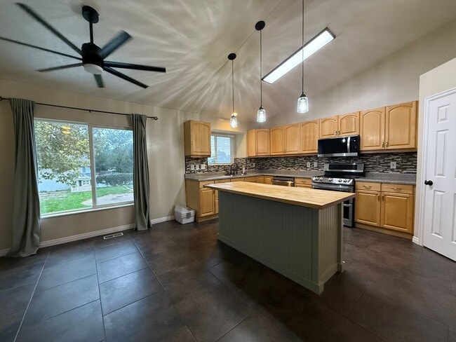 Building Photo - Spacious 5-Bedroom Home in Clinton!