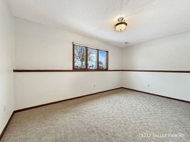 Building Photo - 3br 2ba 2cg ~ Security Deposit Free Altern...